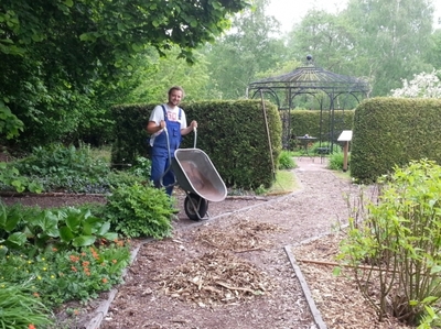 Tuinpaden klaar voor de gasten.jpg